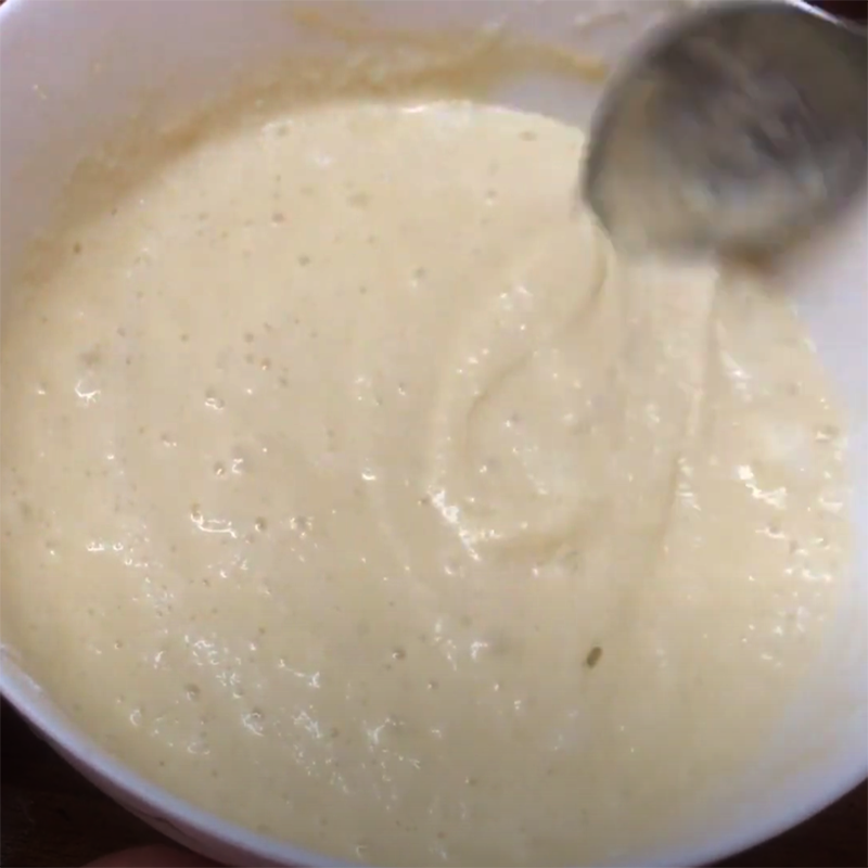 Bước 5 Trộn bột bánh với lòng trắng trứng Bánh bông lan dứa