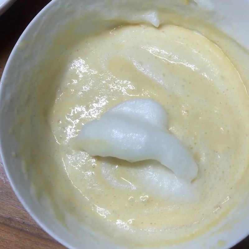 Bước 2 Trộn bột bánh với lòng trắng trứng Bánh bông lan sữa chua táo bằng nồi chiên không dầu