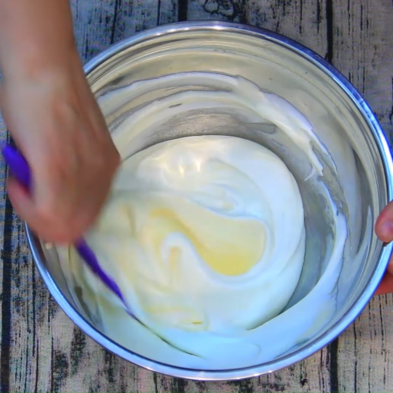 Bước 3 Trộn bột bánh với lòng trắng trứng Bánh bông lan cuộn chà bông phô mai trứng muối
