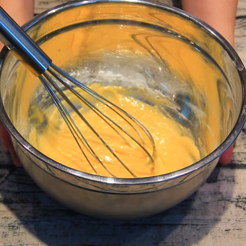 Bước 1 Trộn bột cốt bánh Bánh bông lan cuộn chà bông phô mai trứng muối