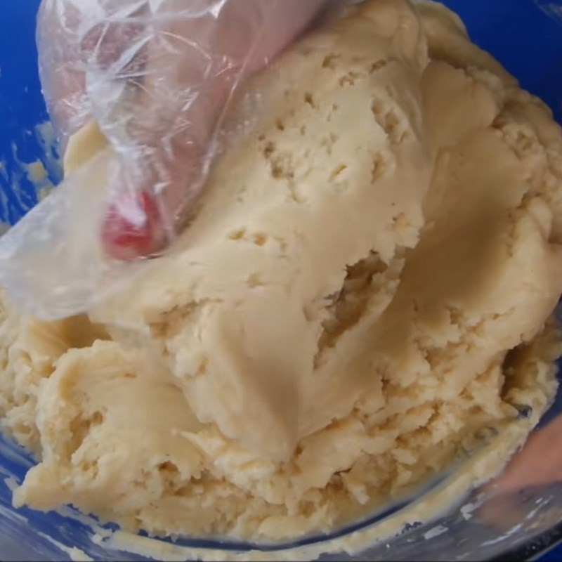Bước 1 Trộn bột thực hiện vỏ bánh trung thu nướng Bánh trung thu phô mai
