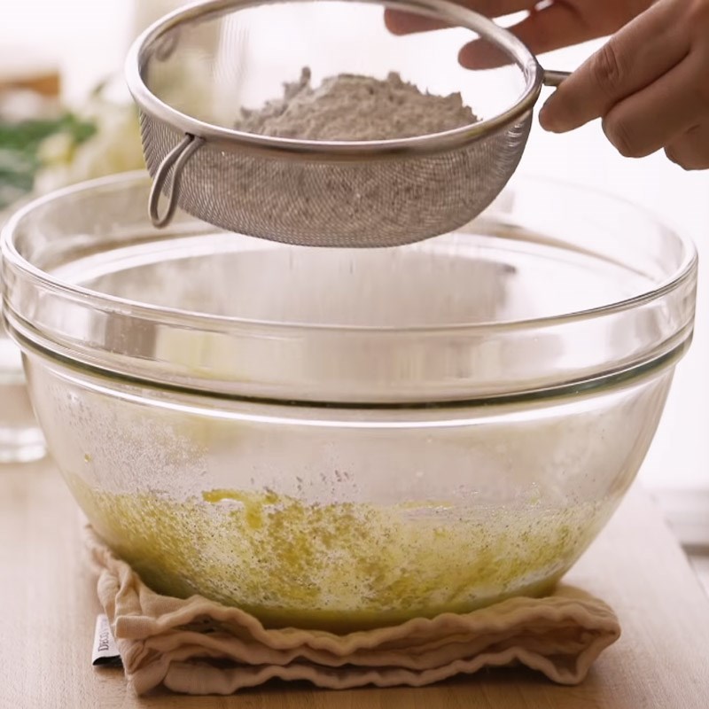 Bước 3 Trộn bột vào trứng Bánh bông lan trà đào