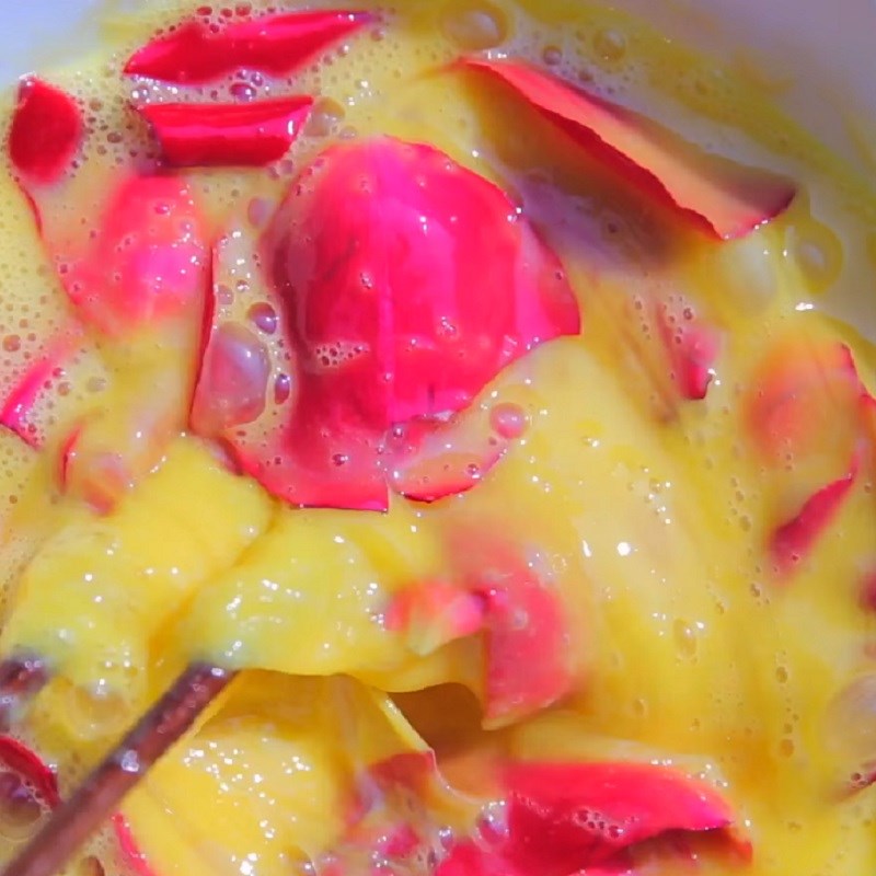 Bước 3 Trộn hoa hồng với trứng Trứng chiên hoa hồng