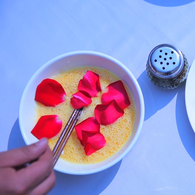 Bước 3 Trộn hoa hồng với trứng Trứng chiên hoa hồng