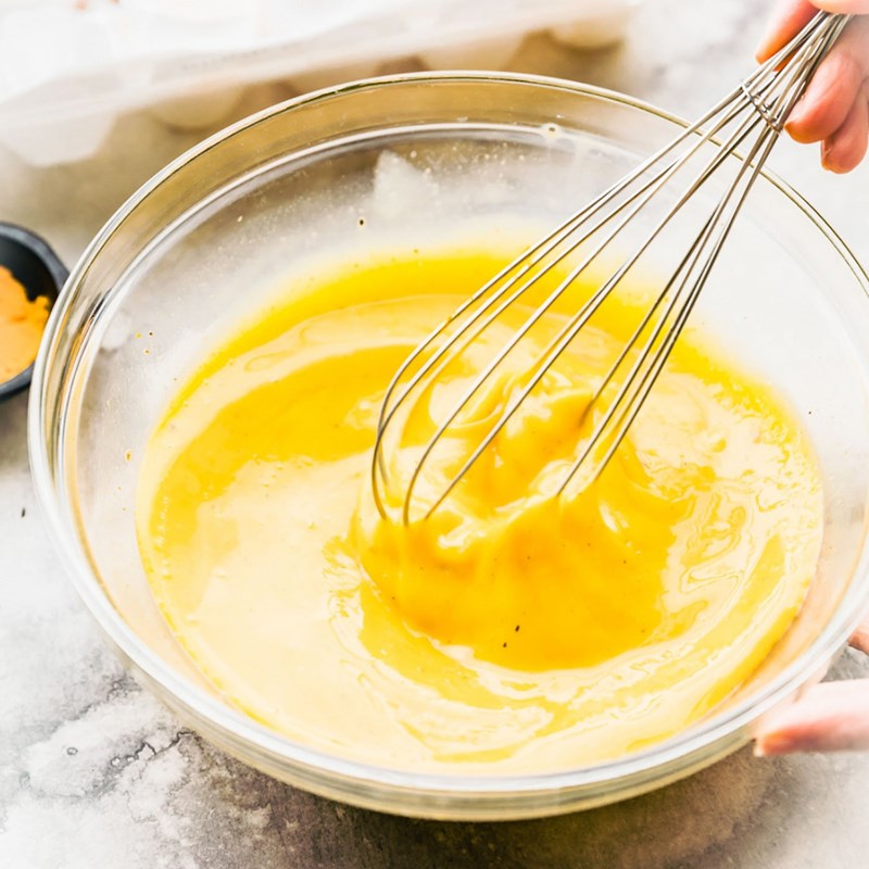 Bước 1 Trộn hỗn hợp bột Hoa hồng chiên