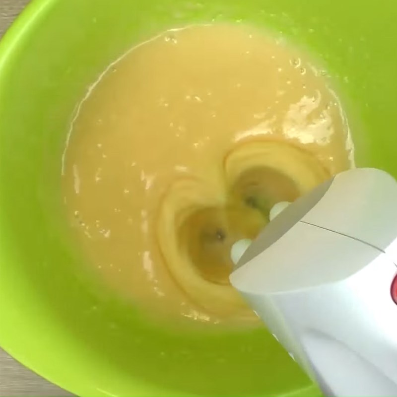 Bước 2 Trộn hỗn hợp trứng Bánh cupcake bơ socola