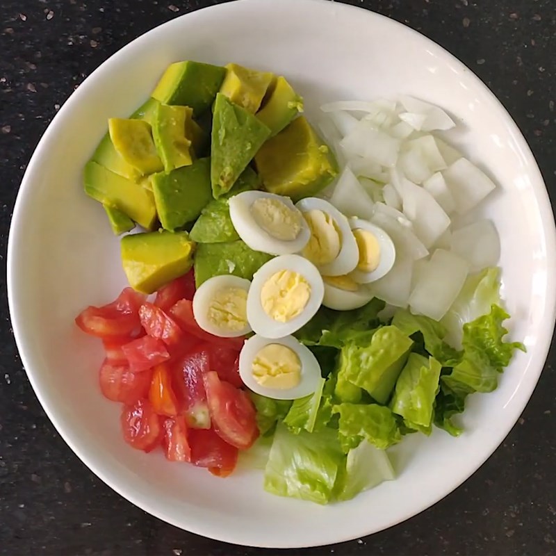 Bước 4 Trộn salad Salad bơ trứng cút