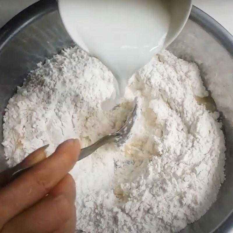 Bước 2 Trộn bột bánh bao Bánh bao nhân pizza