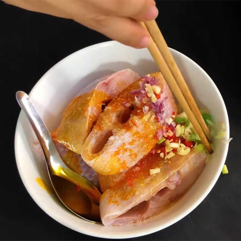 Bước 2 Ướp cá Cá diêu hồng kho tiêu