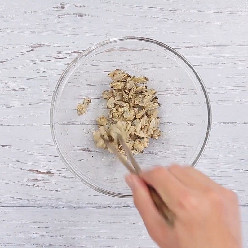 Bước 3 Ướp nhân chả Chả ngao (nghêu) chiên giòn