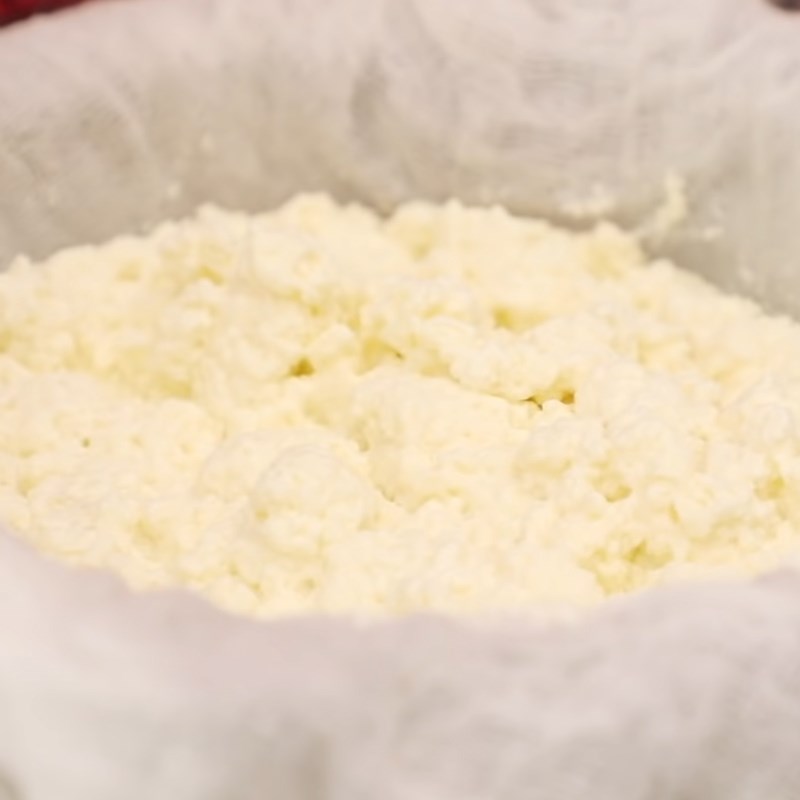 Bước 3 Vắt lấy váng sữa Phô mai Ricotta