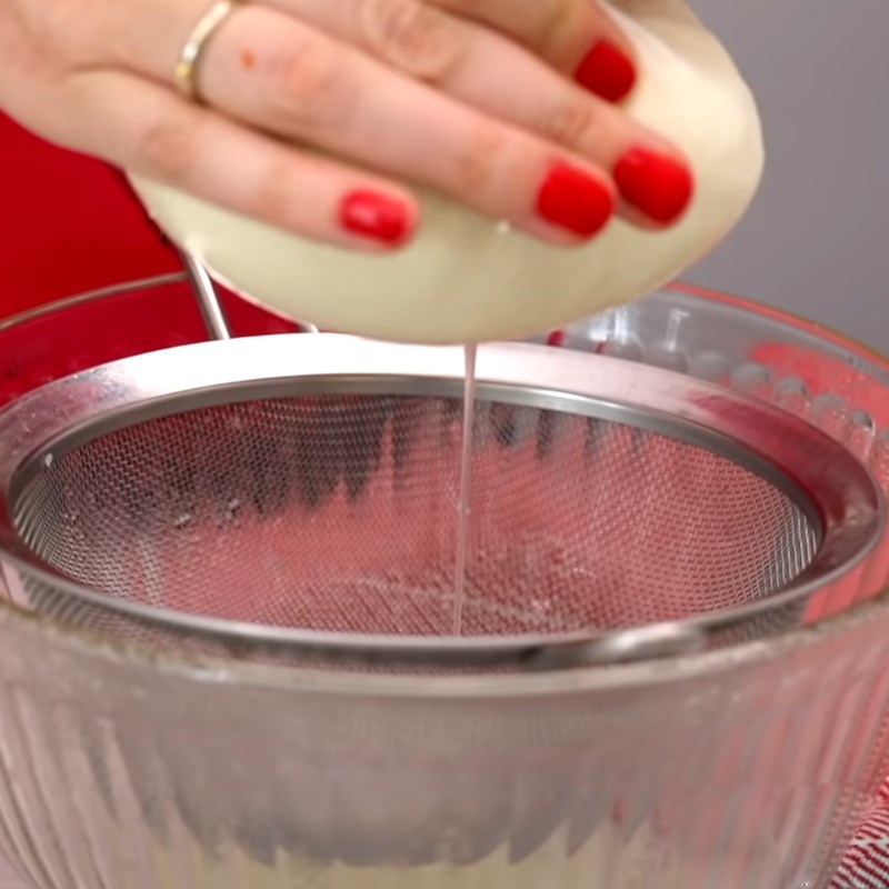 Bước 3 Vắt lấy váng sữa Phô mai Ricotta