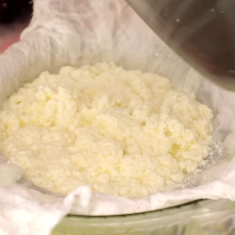 Bước 3 Vắt lấy váng sữa Phô mai Ricotta