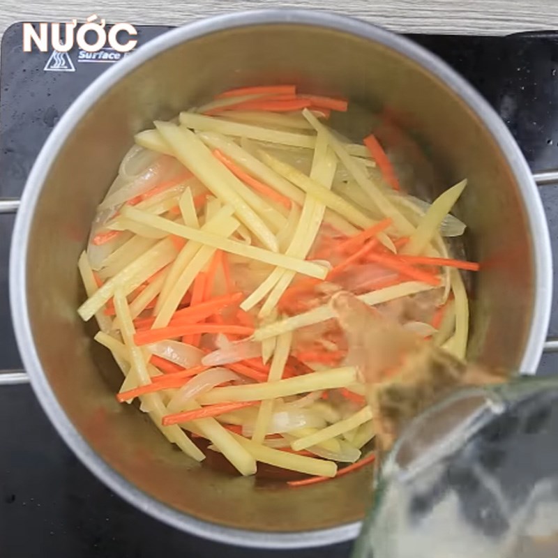 Bước 2 Nấu nước dùng mì udon Mì udon cà ri phô mai