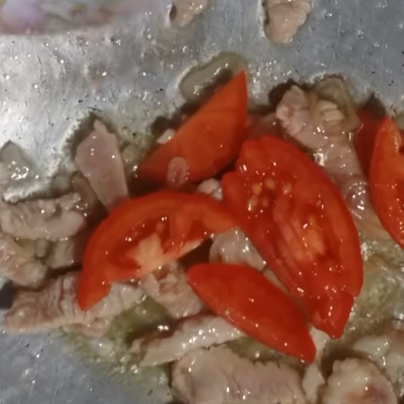 Bước 2 Xào nguyên liệu Canh cải chua thịt heo