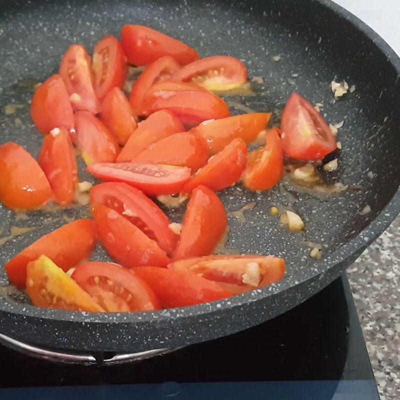 Bước 5 Xào sơ cà chua Canh cà chua thịt bò