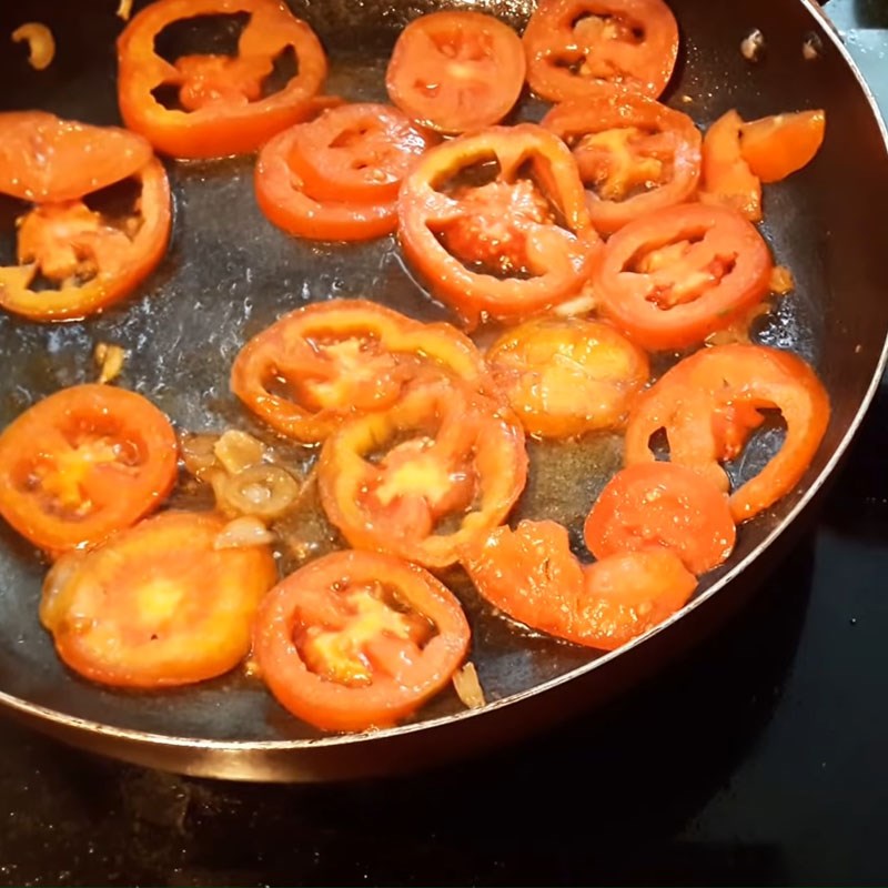 Bước 2 Xào sơ cà chua Canh cà chua trứng đậu phụ