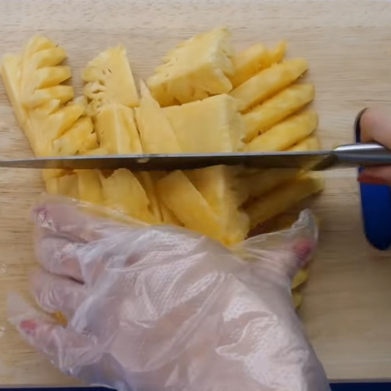Bước 1 Xắt và xay dứa Bánh quy cuộn mứt dứa
