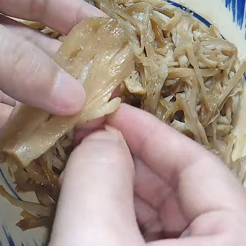 Bước 5 Xé sợi nấm Chà bông chay từ nấm bào ngư