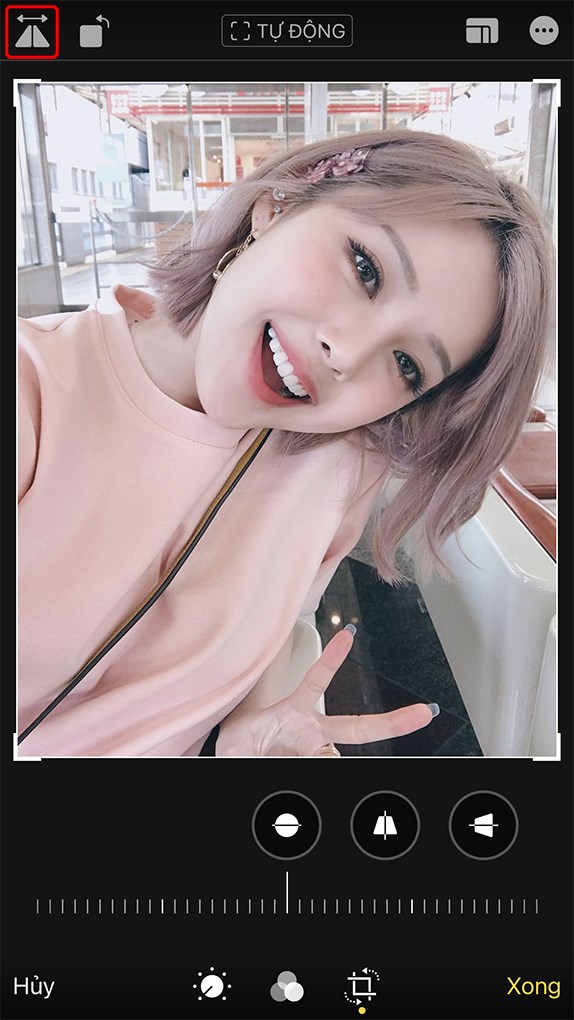 Nhấn v&agrave;o xoay ảnh để lật ảnh đối xứng tr&ecirc;n iPhone