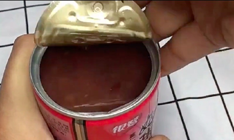 Đồ hộp c&oacute; chất lỏng, bọt tr&agrave;o ra khi mở