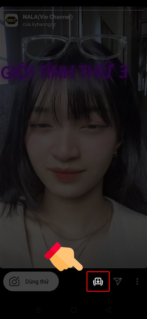 Chọn biểu tượng Tải xuống ở phía dưới màn hình ứng dụng.