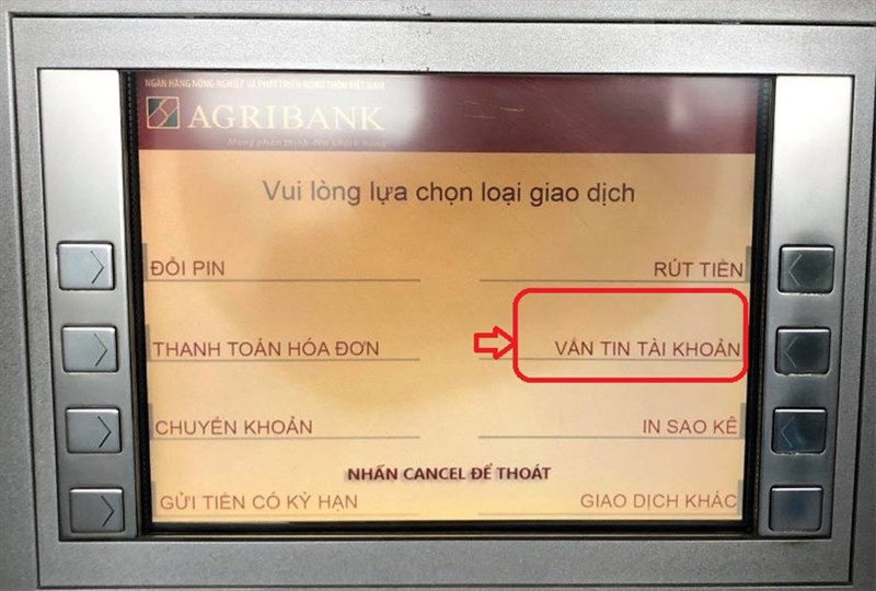 Kiểm tra số dư tại cây ATM.