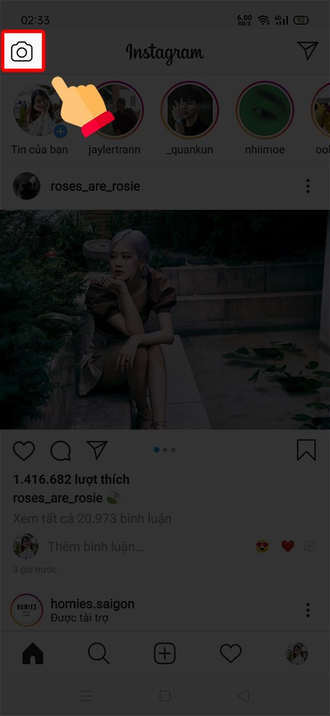 Mở ứng dụng Instagram > Chọn biểu tượng máy ảnh trên cùng bên trái màn hình.