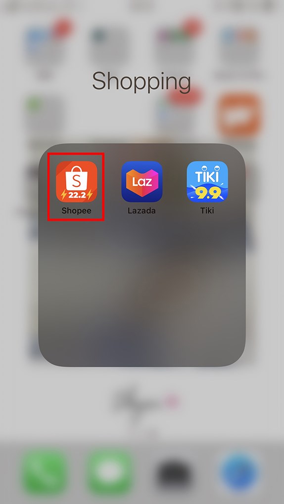 Mở ứng dụng Shopee trên điện thoại và đăng nhập vào tài khoản của bạn