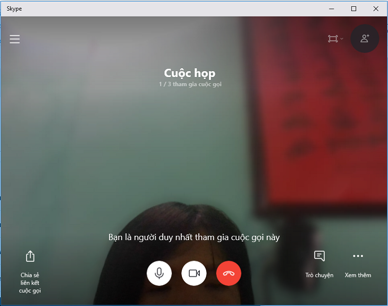 chờ mọi người vào cuộc họp đồng đủ để tiến hành cuộc họp thôi