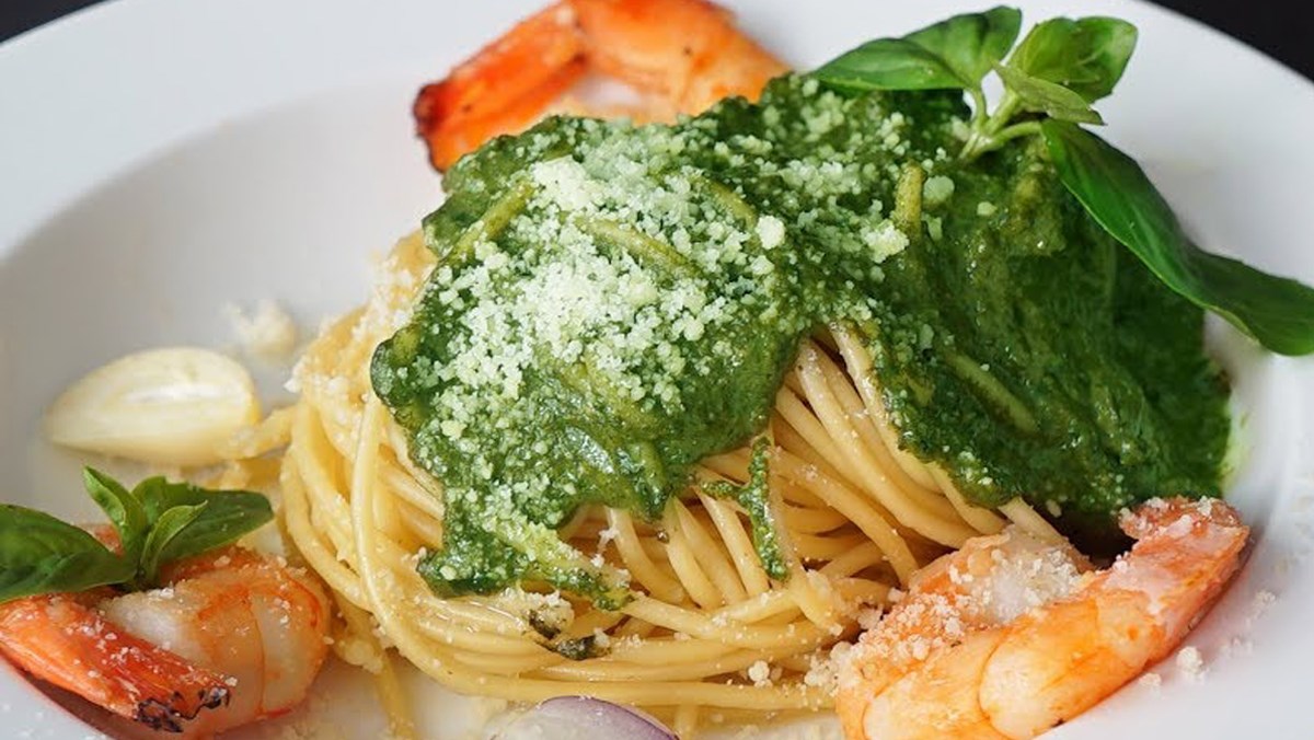 Có thể thay thế lá Basil bằng loại lá nào khác khi làm sốt pesto?
