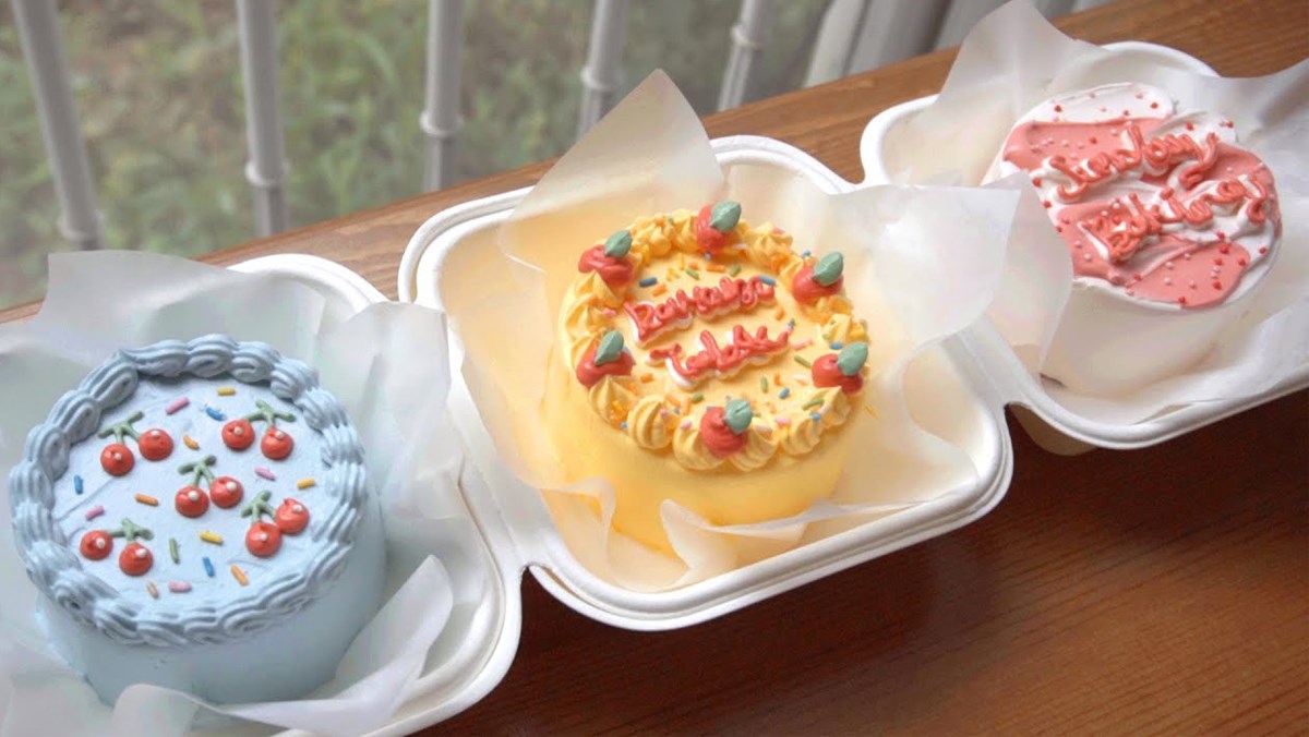 Bánh sinh nhật đẹp mini có được làm từ những nguyên liệu gì và quy trình làm ra như thế nào?