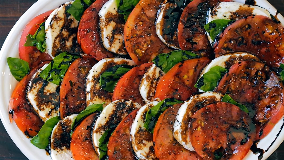 Cách làm chi tiết Caprese salad đơn giản tại nhà với mozzarella