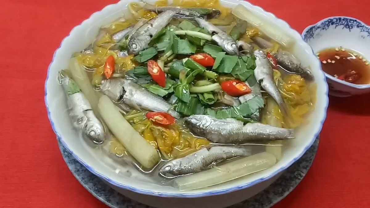 Canh chua cá linh bông điên điển và bông so đũa