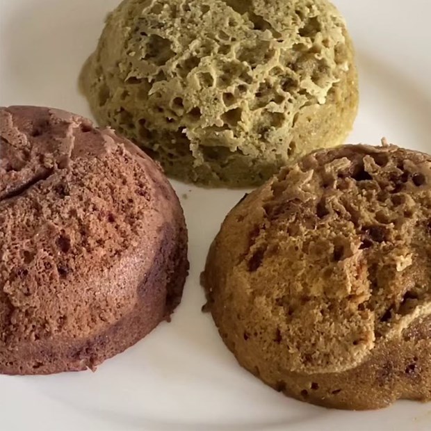 Cách làm bánh bông lan keto ăn kiêng 3 màu 3 vị bằng lò vi sóng