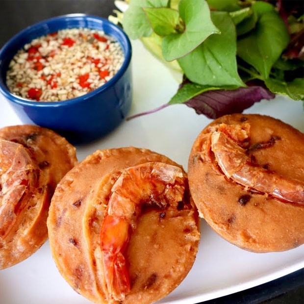 Thưởng thức bánh giá chỉ chợ Giồng bên trên TP. Sài Gòn ngày chỉ phân phối 100 cái