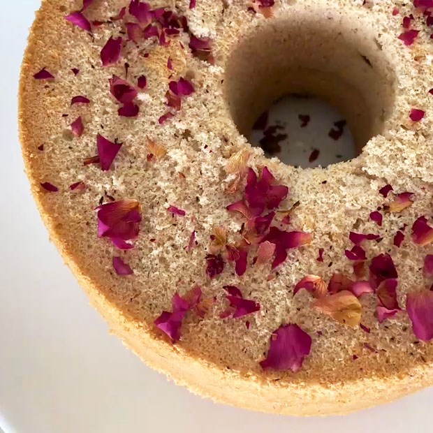 Cách làm bánh chiffon vải hoa hồng bông mềm xốp hương vị mới lạ tại nhà