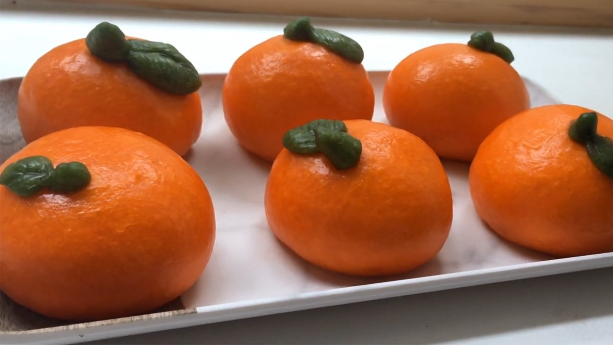 Bánh bao quả cam sẽ mang đến cho bạn trải nghiệm ẩm thực đặc biệt với vị ngọt thanh của cam hòa quyện vào bánh bao cực kì mềm mịn. Hương thơm của bánh bao và cam khiến bạn không thể cưỡng lại được.