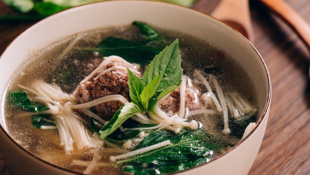 Canh bò viên nấu nấm kim châm