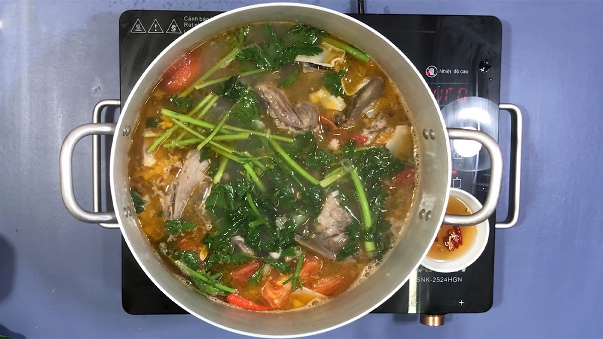 Canh chua cá bớp nấu măng