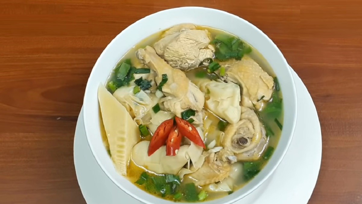 Canh măng chua nấu gà