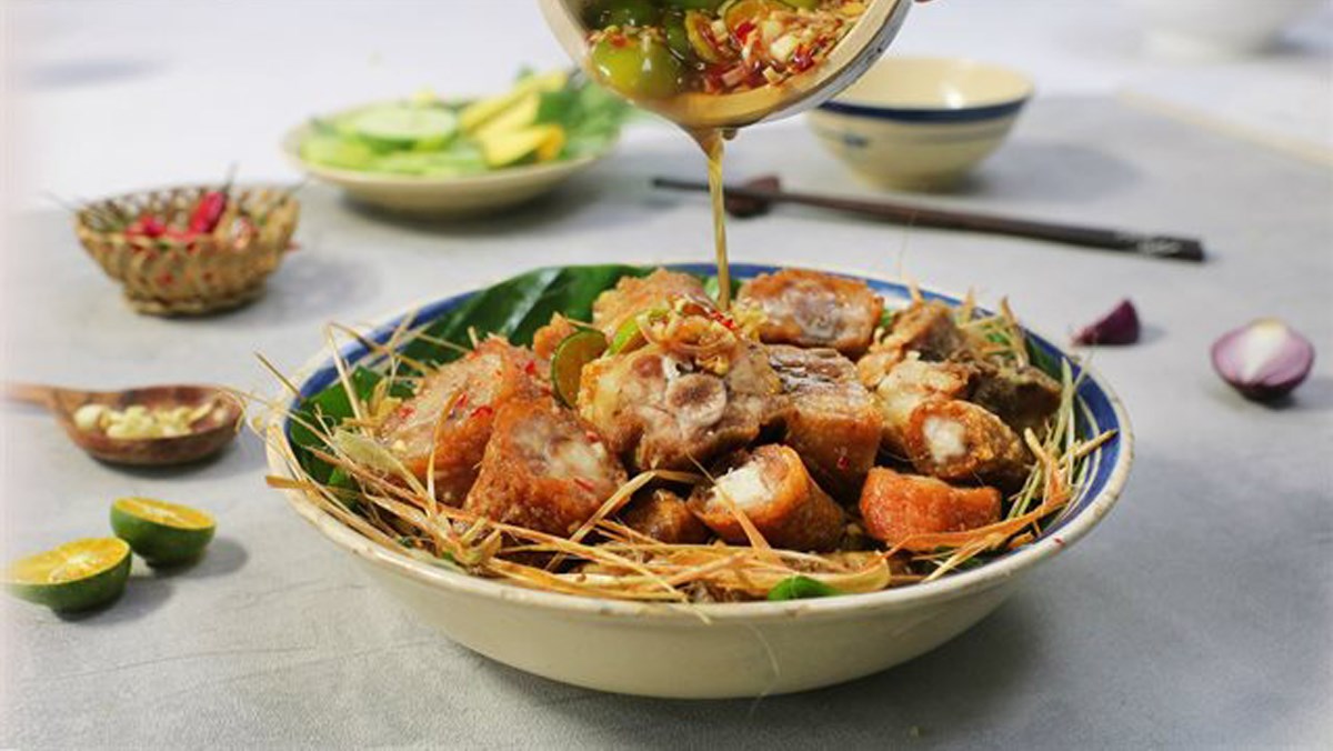 Đuôi heo chiên mắm tắc