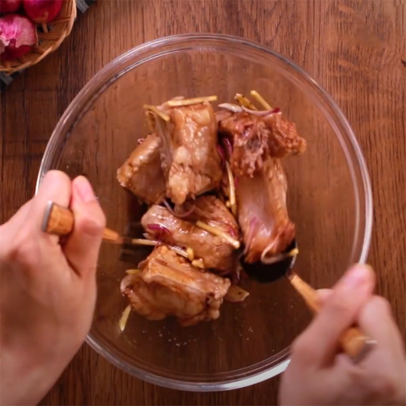 Step 2 Marinate the ribs Ribs steamed with sauce