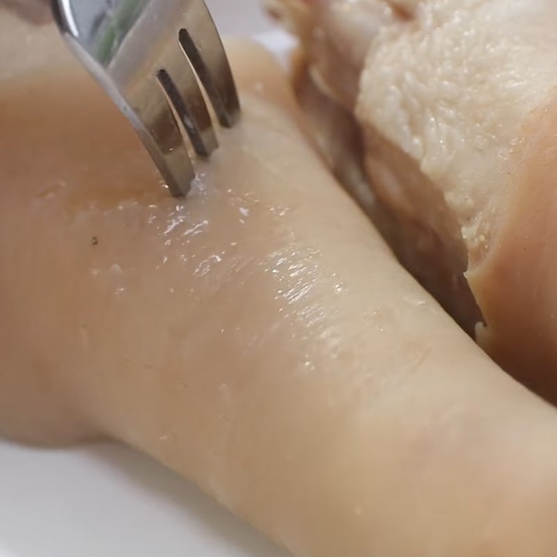 Bước 1 Sơ chế đuôi heo Đuôi heo chiên mắm tắc