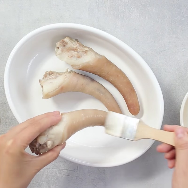 Bước 1 Sơ chế đuôi heo Đuôi heo chiên mắm tắc
