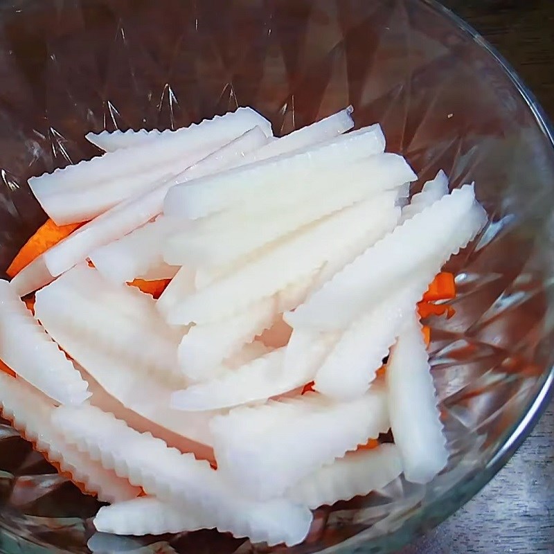 Bước 3 Ngâm cà rốt và củ cải trắng Gỏi mực sả kiệu