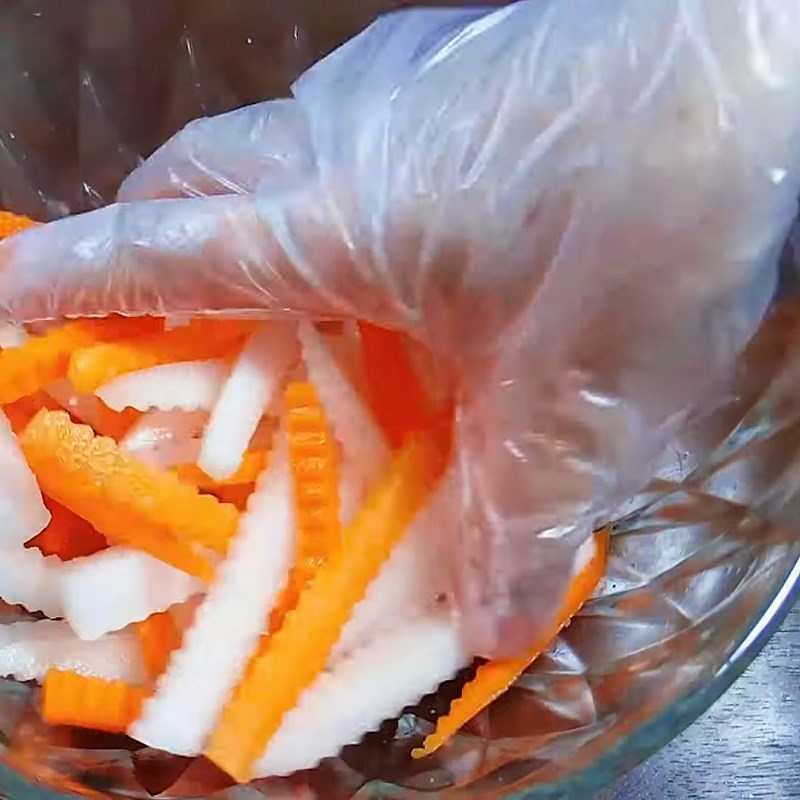 Bước 3 Ngâm cà rốt và củ cải trắng Gỏi mực sả kiệu