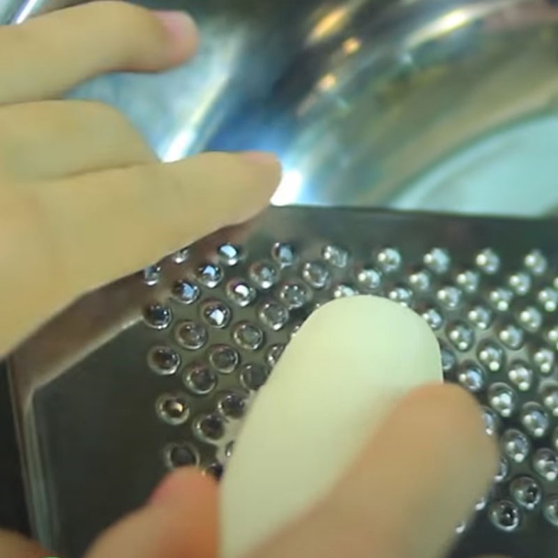 Bước 2 Bào khoai mì Chè khoai mì nước cốt dừa