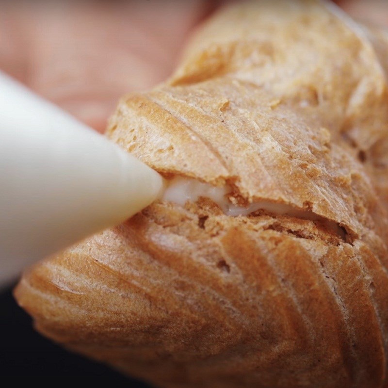 Bước 5 Bơm nhân vào bánh Bánh su gạo lứt