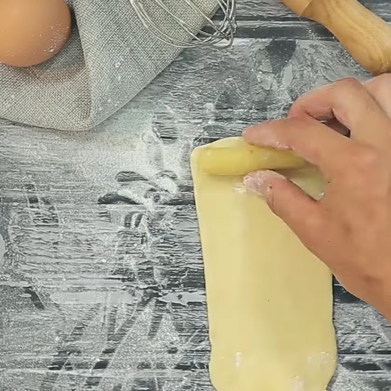 Bước 4 Cán và tạo hình bánh Bánh mì ngọt nhân hạt sen